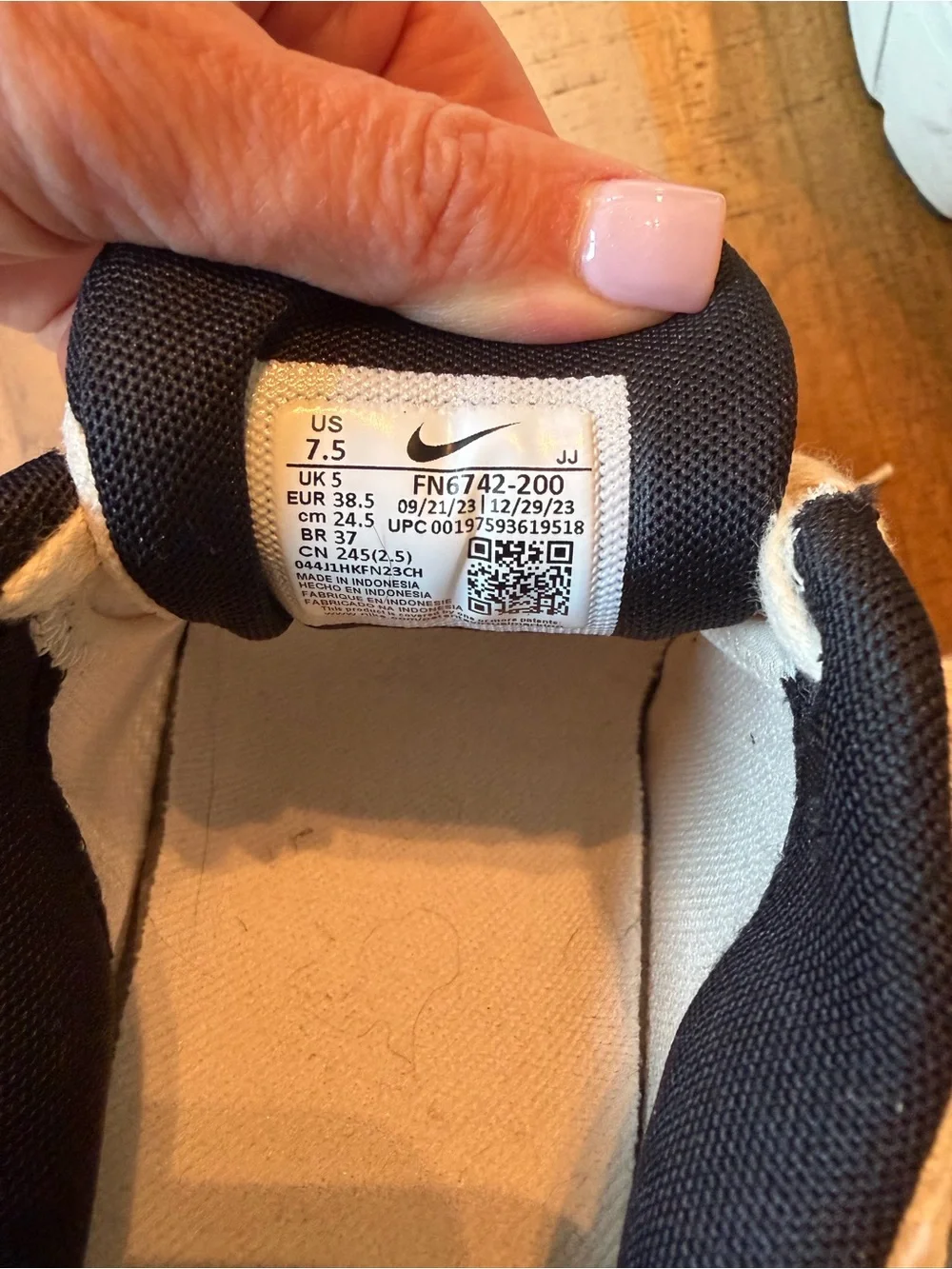 W NIKE Zoom Vomero 5, 7.5